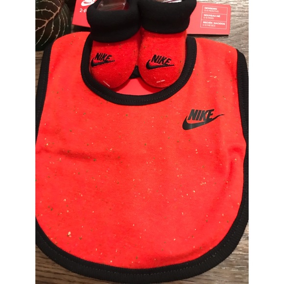 NIKE BABY BIB & BOOTIE SET SIZE 0-6 months - Picture 2 of 3